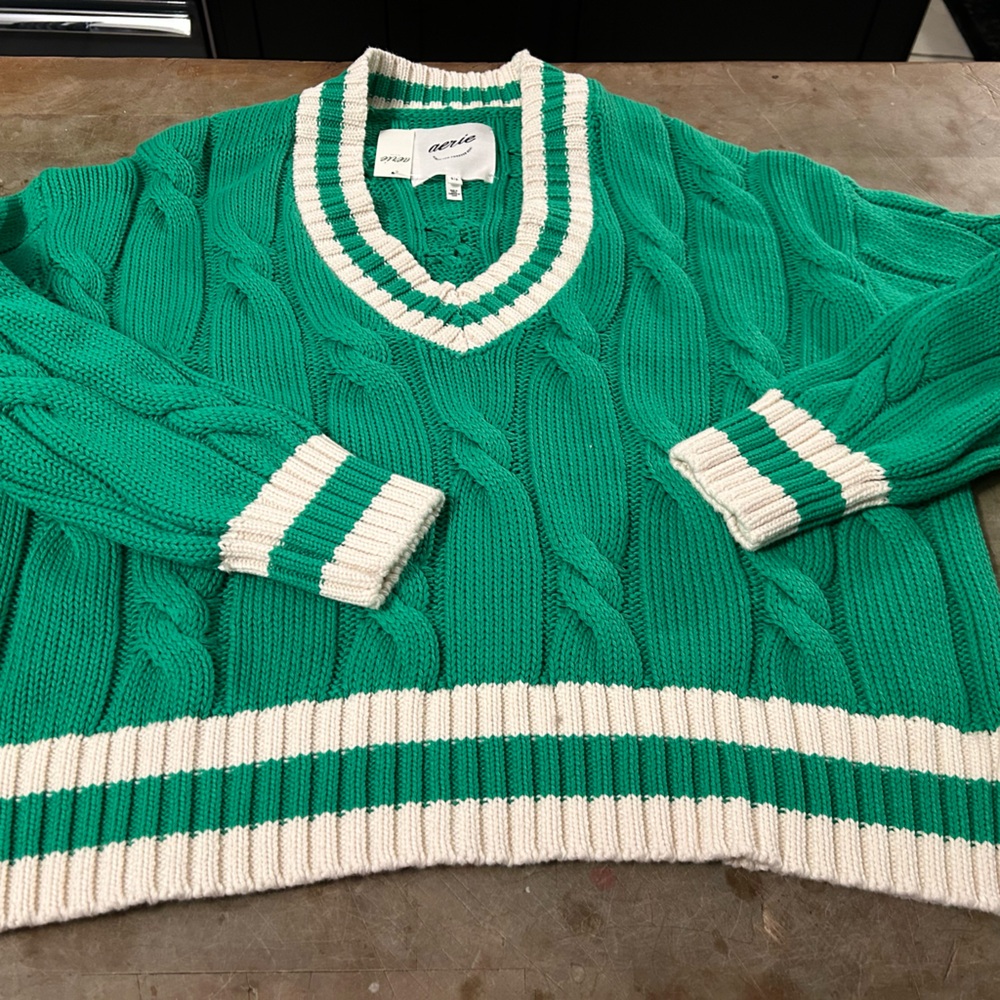 Women’s Aerie sweater NWT. size small